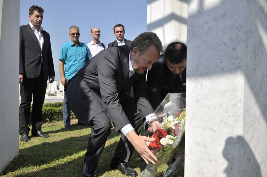 alijin-mezar-izetbegovic-cvijece-2