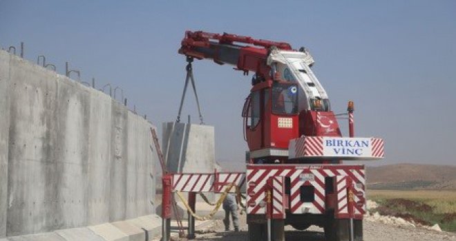 Uznapredovali terorizam prijeti: Turska postavlja golemi zid na granici sa Sirijom