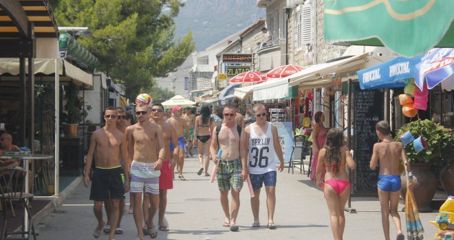 Bosanci pohrlili u crnogorsko Sutomore: Kafa i parče pice ne moraju biti bezobrazni luksuz...