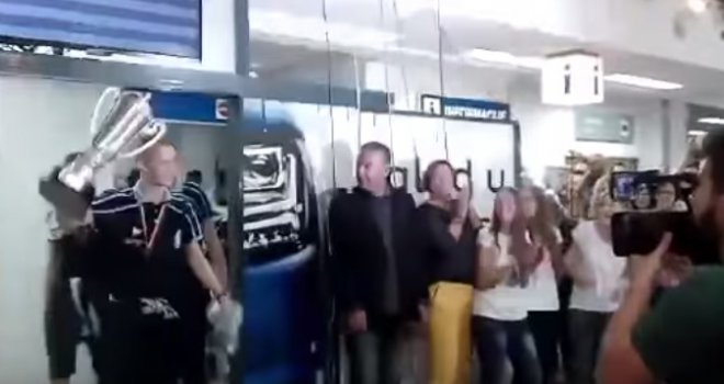 Pogledajte reakciju navijača kada su se na aerodromu pojavili naši košarkaši