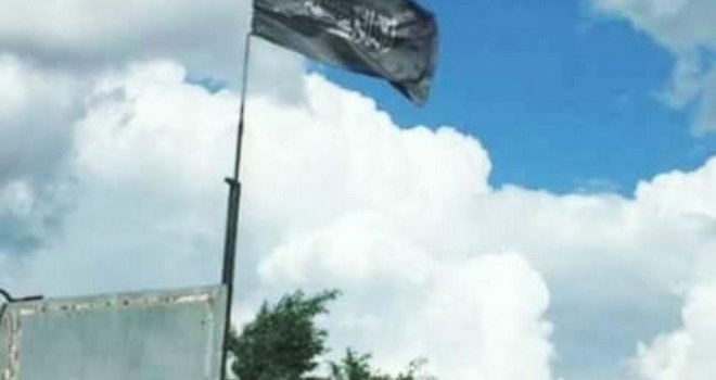 Zastava islamista zloglasne Al-Nusre, pod kojom se bori i Nusret Imamović, danima se vijori u Tuzli