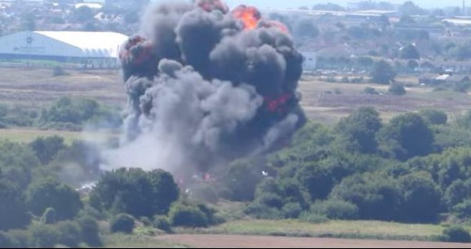 Snimili kako avion pada na automobile na cesti, više povrijeđenih