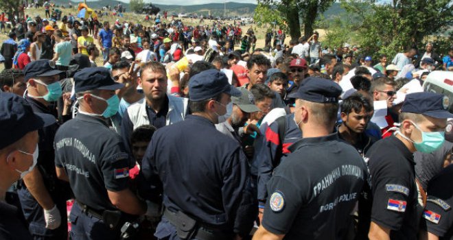 Masovni dolazak izbjeglica u Srbiju: U nekoliko dana stiglo 8000 izbjeglica, nestaje hrane i vode