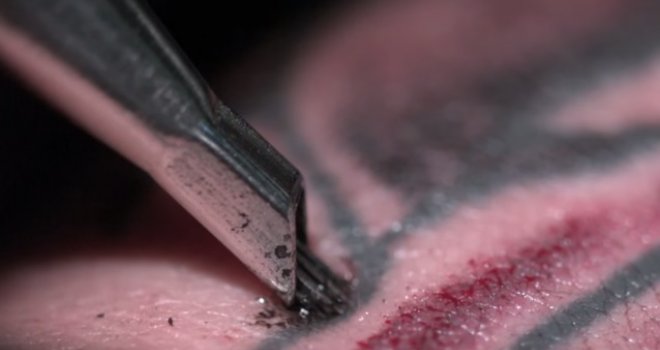 Čudno izgleda: Usporena snimka pokazuje kako nastaje tetovaža i što se događa kad igle probiju kožu