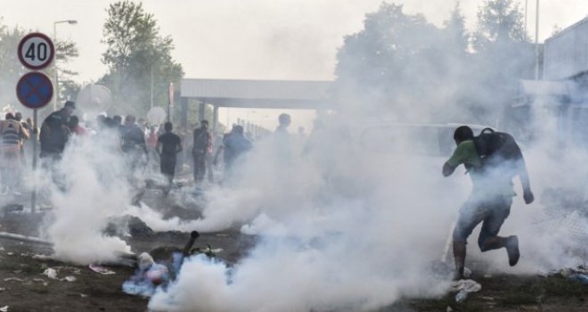 Mitraljezi na mađarskoj granici: U sukobu s izbjeglicama ozlijeđeno 20 mađarskih policajaca i dvoje djece
