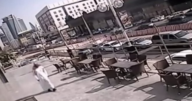 Kakva sreća: Saudijac je samo mirno šetao, pa zamalo izgubio glavu