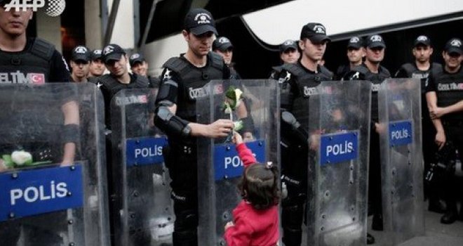 Tuga izbjeglička: Djevojčica nudi cvijet policajcu kako bi njena porodica prešla granicu...