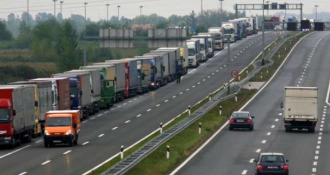 Bajakovo: Kamioni blokirali međudržavni prostor, srpski pasoši ne mogu u Hrvatsku