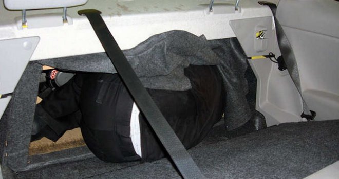 Brčanska policija pronašla tri Afganistanca u gepeku automobila