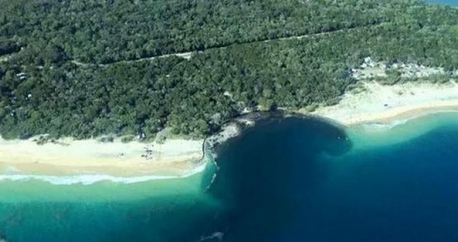 Horor u Australiji: Na pješčanoj plaži otvorila se rupa i progutala nekoliko automobila