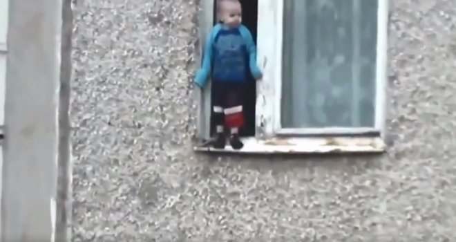 Dječak neometano stajao na prozoru sedmog sprata zgrade!