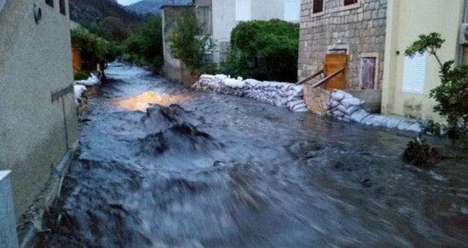 Strašne poplave i bujice na Pelješcu: Mještani danonoćno brane kuće od vode i blata, jedna od najljepših plaža je uništena