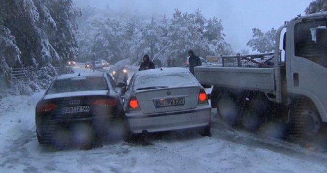 Snijeg napravio haos u Njemačkoj: Kolaps na ulicama, domaćinstva bez struje