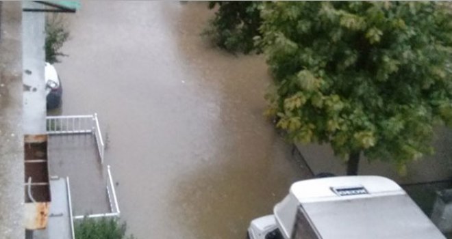 Mostar: Zatvorene prometnice i škole, stotine vozila pod vodom