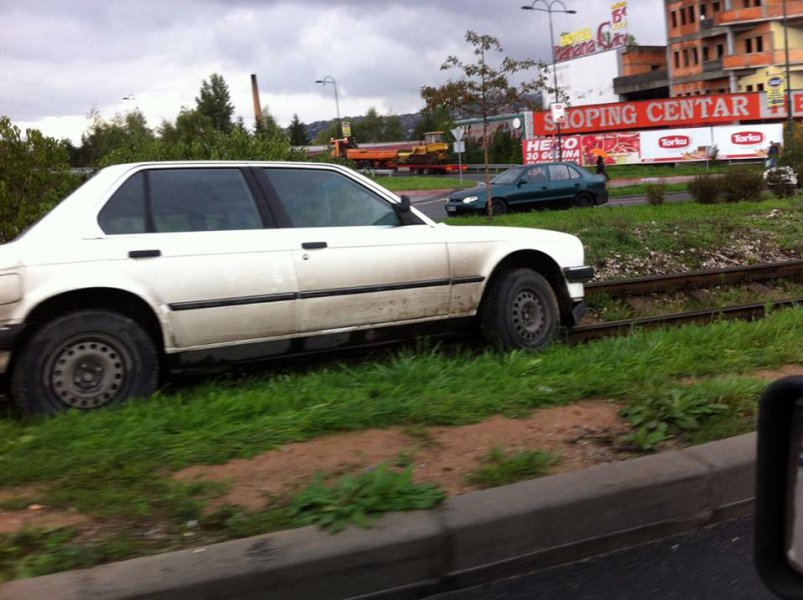 auto-na-tramvajskim-sinama