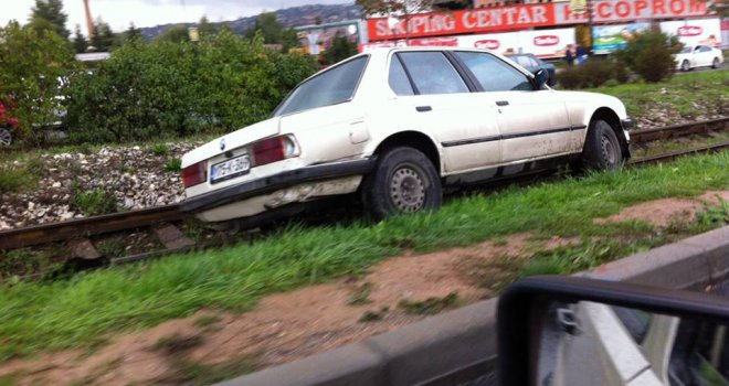 Sudar na Stupu, automobil završio na tramvajskim šinama