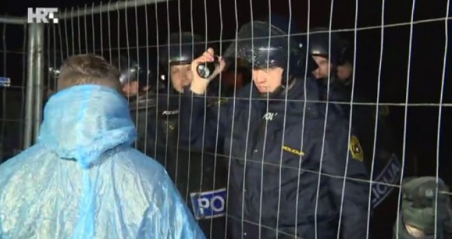 Burna noć: Slovenci postavili žičanu ogradu, ljudi čekaju na kiši i hladnoći