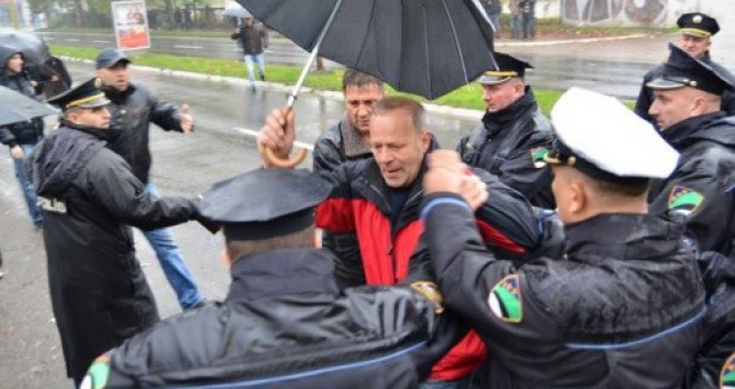 Drama pred Vladom TK-a: Policija spriječila proteste pred zgradom, radnici TTU poručili: Ovo je diktatura!