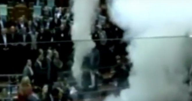 Demokratija na kosovski način: Suzavac u parlamentu, molotovljevi kokteli ispred, oporba uhićena