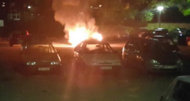 Zapaljen BMW na Dobrinji, požar ugasili vatrogasci