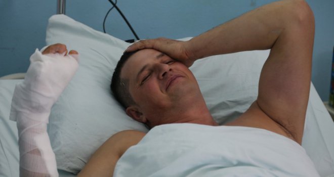 Veliki uspjeh ljekara UKCS-a: Muškarcu iz Sanskog Mosta transplantiran palac noge na desnu ruku!