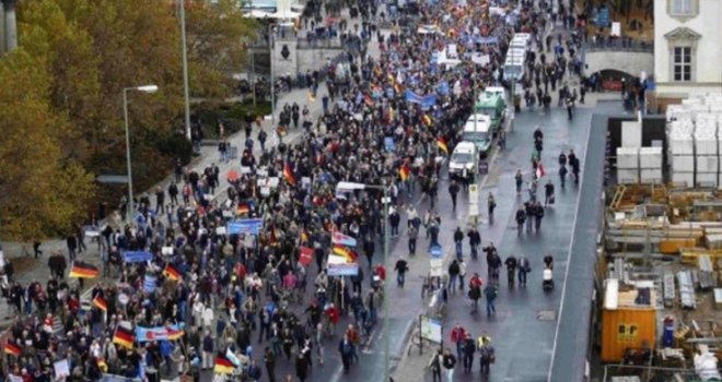 Izbjeglice podijelile Njemačku: Sukob policije i demonstranata u Berlinu