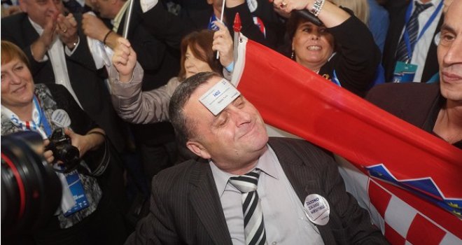 Opijanje, seljakluk i valjanje po podu: Pogledajte kako su HDZ-ovci proslavili izbornu pobjedu