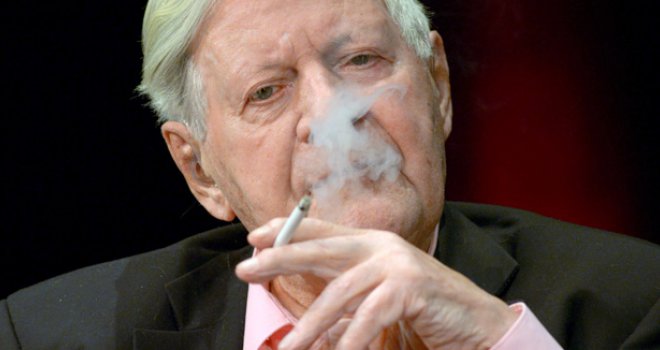 Umro je Helmud Schmidt, čuveni njemački kancelar: Utabao put uvođenju eura, formiranju grupe G7...