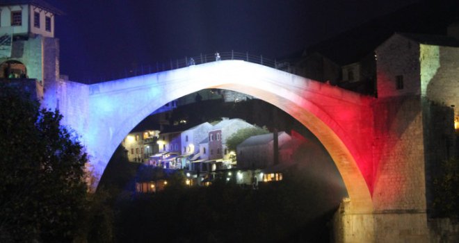 Stari most večeras je bio u bojama francuske zastave