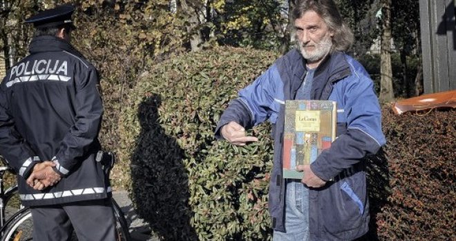 Pomahnitali Slovenac pokušao spaliti Kur'an pred Parlamentom!
