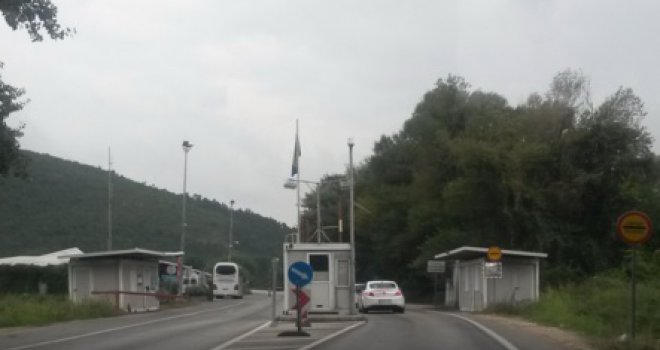 Katastrofa na ulazima u BiH: Graničari cijepaju drva i lože vatru