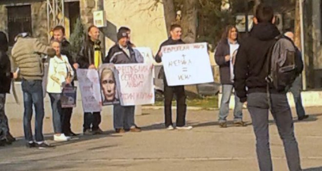 U Bratuncu se okupili radikali: Nose transparent 'Evropska unija+Amerika=ISIL'