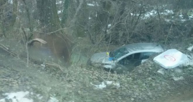 Udes u Istočnom Sarajevu: Bježali pred policijskom potjerom pa sletjeli s ceste