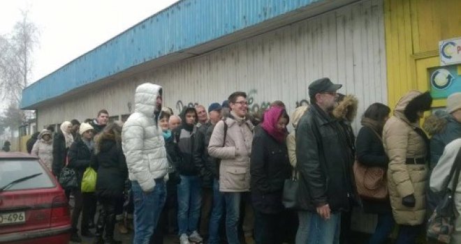 Umalo tuča ispred šaltera GRAS-a: Sati i sati čekanja, a onda službenica kaže - PAUZA!