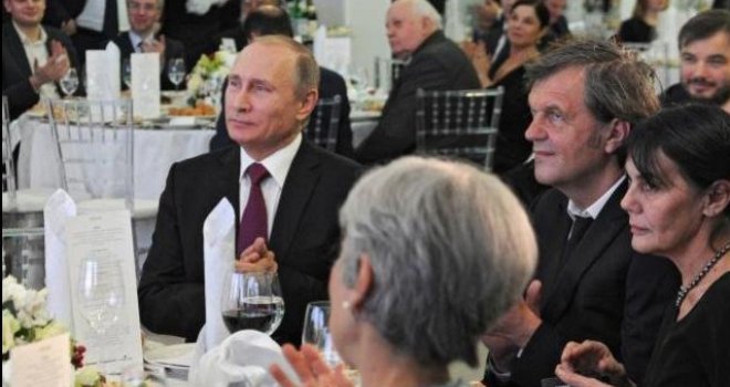 Prvi do Putina: Emir Kusturica sa suprugom Majom sjedio do ruskog predsjednika, pa mu i zasvirao!