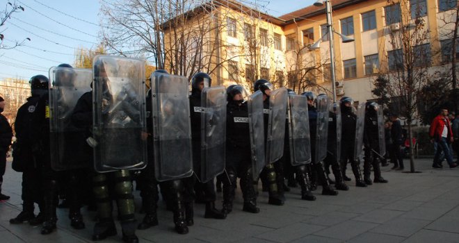 Građani Prištine kamenjem gađaju policiju