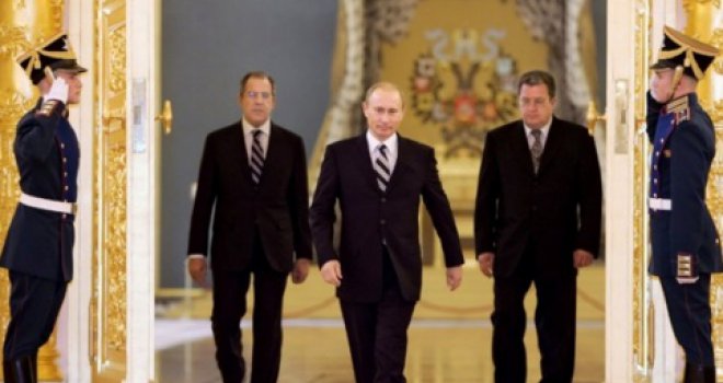 Mislili su da je bolestan, ali... Naučnici znaju zašto se Putin tako čudno kreće