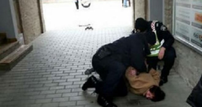 Snimak koji je šokirao Hrvatsku: Policija brutalno hapsi staricu, a evo šta je 'zgriješila'...