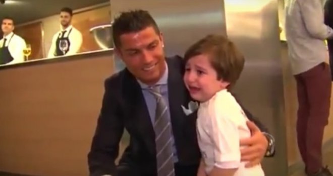 Fudbaler velikog srca: Ronaldo do suza ganuo dječaka kojem su teroristi ubili roditelje!