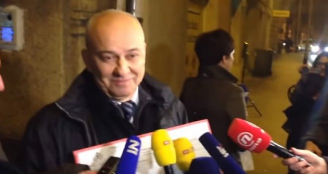  Ušetao sa ulice u Vladu, sjeo za sto s političarima i niko ga nije 'provalio'!