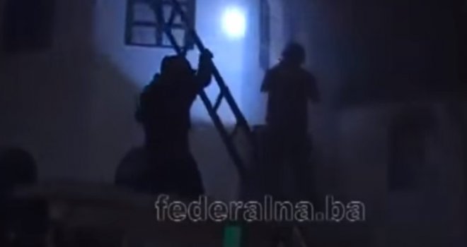 Pogledajte kako su specijalci FUP-a upali u kuću osumnjičenog za terorizam: Popeli se ljestvama, ušli kroz prozor...