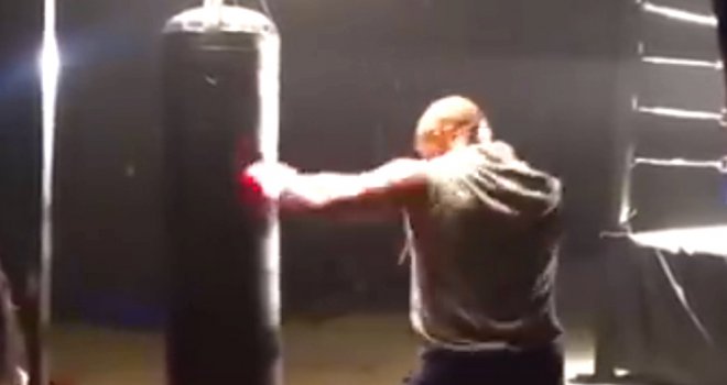 Pogledajte kako danas u svojoj 50. godini udara neponovljivi razbijač Mike Tyson!