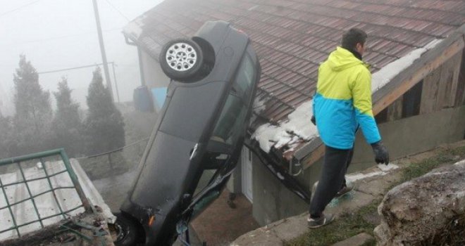 Kakav udes: Autom sletio s ceste i završio na krovu kuće, vozilo izvlači kran...