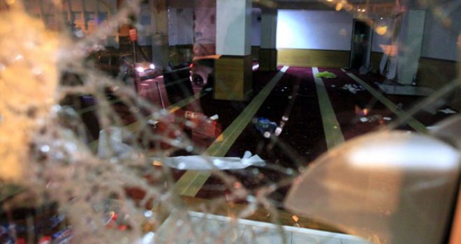 Demonstranti na Korzici vrijeđali muslimane, demolirali prostor za molitvu