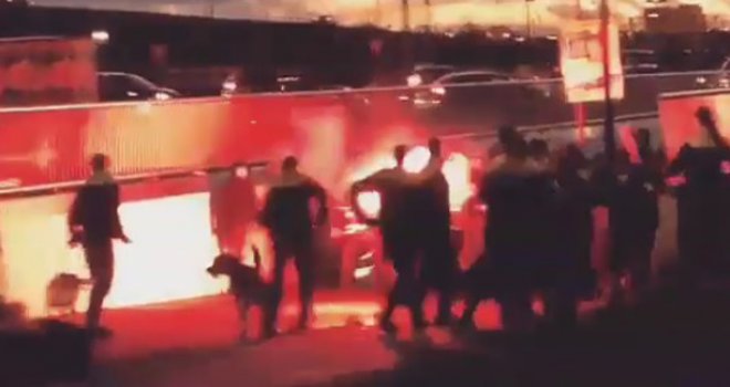 Žestoki obračun košarkaških navijača noževima, šipkama i palicama, najgore prošlo policijsko vozilo