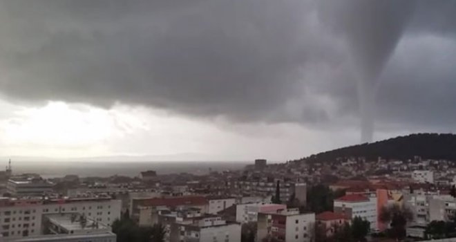 Veliko nevrijeme rušilo stabla, iz betona iščupalo semafor, nastao prometni kaos