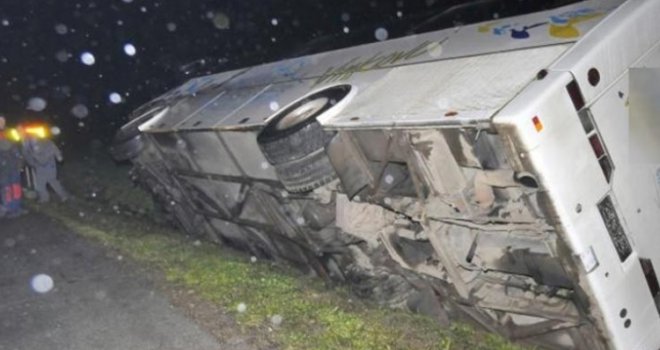 Na putu Doboj - Derventa sletio autobus