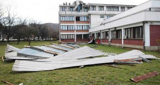 Olujno nevrijeme poharalo Banjaluku: Fakulteti ostali bez krova, srušeno drveće, voda u podrumima, naselja bez struje...