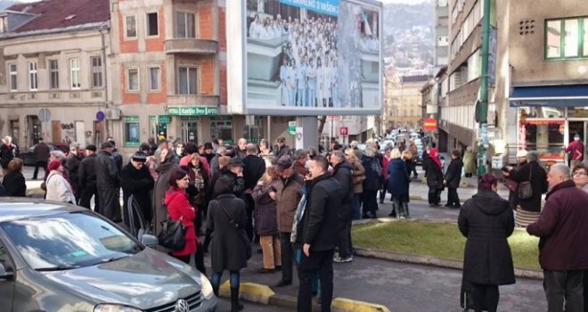 Sve više okupljenih ispred Opće bolnice Abdulah Nakaš: Građani pišu pisma podrške