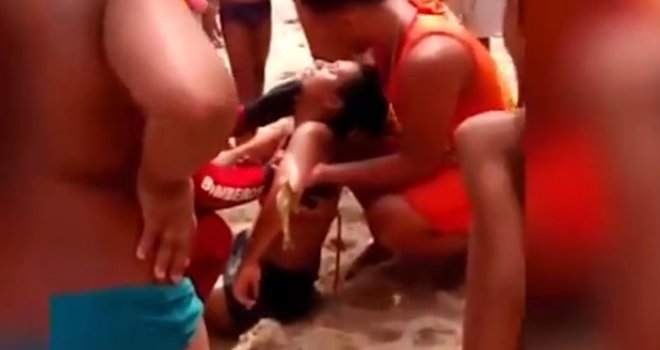 Strava na poznatoj plaži: Ribe se doslovno zabijale u kupačice, djevojke padale u nesvijest od bolova